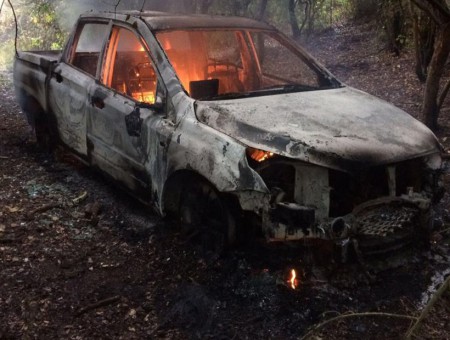 Desconocidos quemaron una camioneta durante un allanamiento en Cañete