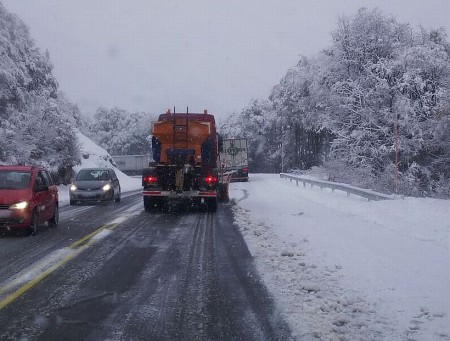 Cae primera nevada en la frontera y obliga a conductores a portar cadenas en el Paso Puyehue