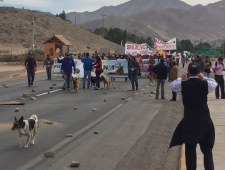Funcionarios públicos se tomaron salida sur de Copiapó