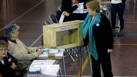 Presidenta Bachelet olvida firmar libro de registro y debe volver a local de votación